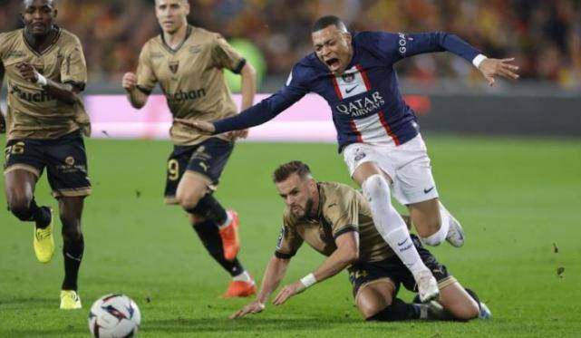 大巴黎客场不敌里昂,遭遇联赛首败的简单介绍 大巴黎客场不敌里昂,遭遇联赛首败的简单介绍